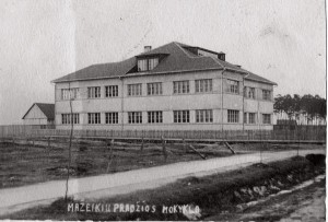 1934-1955 m. Mažeikių muziejus buvo įsikūręs Juozo Tumo-Vaižganto pradžios mokyklos (dabar Mažeikių Vytauto Klovos muzikos mokykla) mansardoje.
