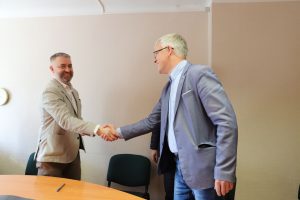 AB Orlen Lietuva vadovas Michal Rudnicki ir Mažeikių muziejaus direktorius Vaidotas Balzeris.